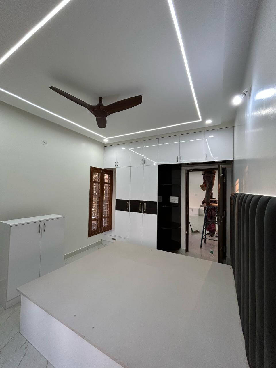 INTERIOR 4